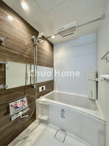 メゾンエクレーレ南千住の浴室|【バスルーム】暖房換気乾燥機付きシステムバスルーム。暖房・冷風・換気・乾燥など、毎日を快適に過ごせるうれしい機能が揃っています。雨の日の洗濯物も安心です。
