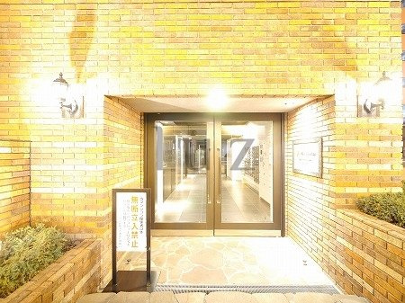 フェニックス新横濱参番館のエントランス