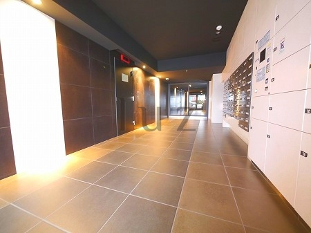 フェニックス新横濱参番館のエントランス