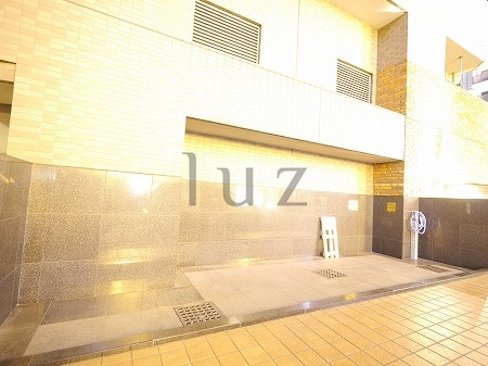 フェニックス新横濱参番館のエントランス