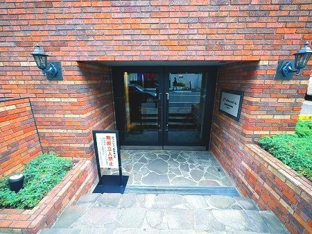 フェニックス新横濱参番館のエントランス