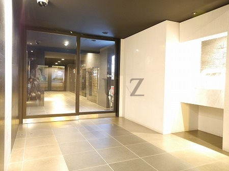 フェニックス新横濱参番館のエントランス