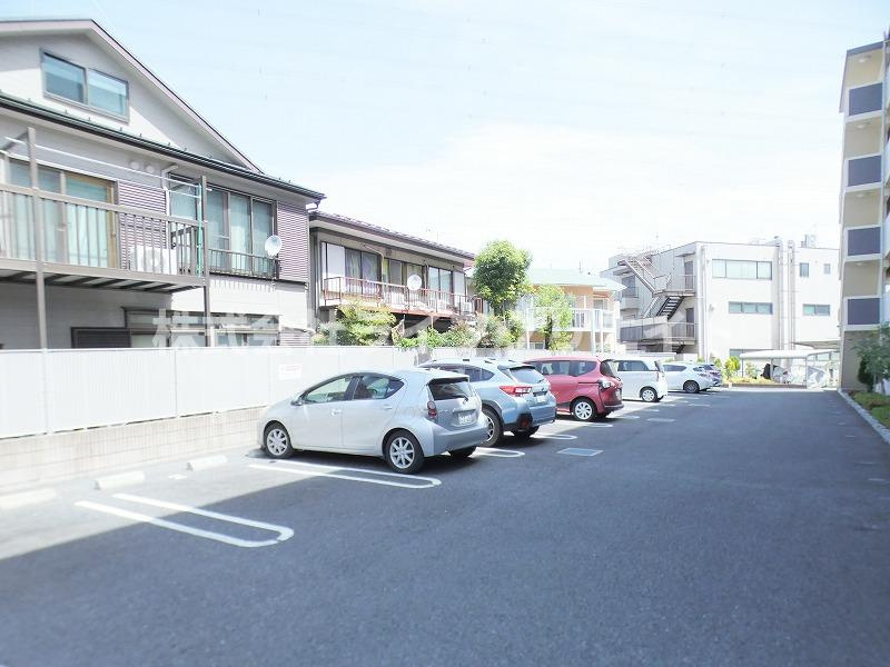 ミルトハウスの駐車場