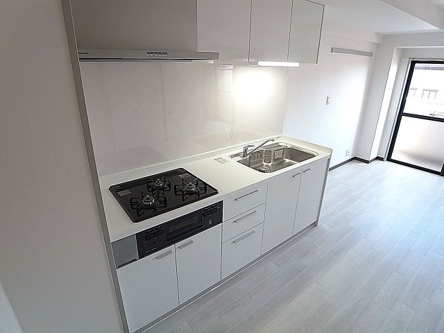 エスポワールダイエイのキッチン|システムキッチン、３口ガスコンログリル付