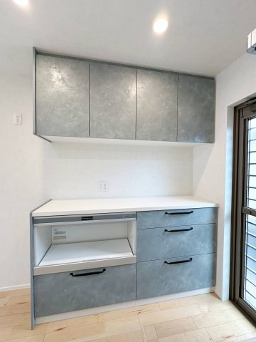 西区己斐上5丁目 No.Aの収納|収納力のある大型カップボード☆
備え付けのため耐震性が高く地震の際にも倒れてくる心配はありません♪
キッチンと同じカラーリングのため統一感もあります！