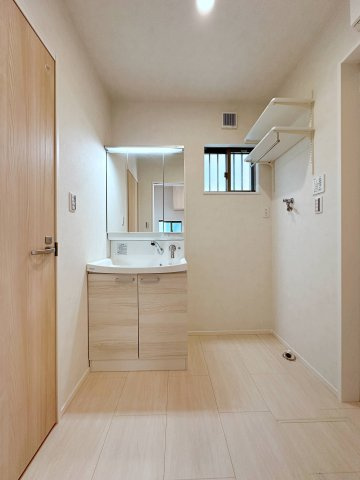 西区己斐上5丁目 No.Aの独立洗面台|シャワー付き洗面化粧台☆
洗面台にシャワー機能が付いたもので、シャンプーなども行える多機能洗面台です。また、顔や手を洗うためだけではなく、シャワー付き洗面台を使えば手洗い洗濯などでも利用できます♪
