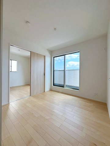 西区己斐上5丁目 No.Aの洋室|4.5帖の洋室☆
隣の部屋と出入り可能でお子様が小さいうちは共同部屋に、大きくなればそれぞれのお部屋にとライフスタイルに合わせて使いやすいようになっています♪