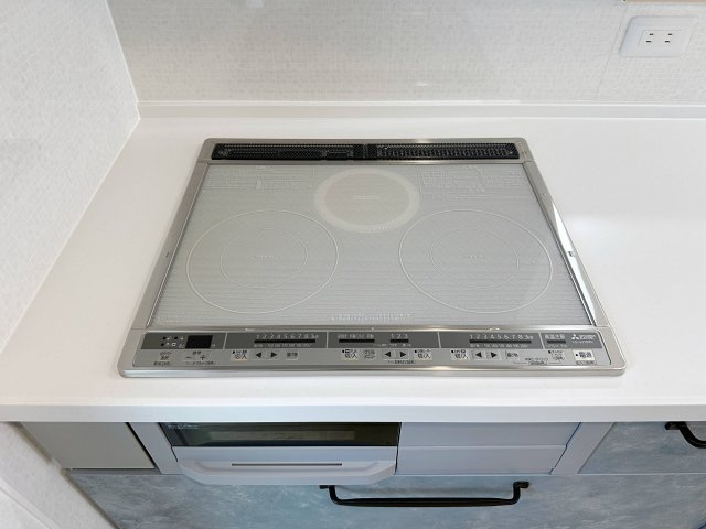 西区己斐上5丁目 No.Aのキッチン|IHクッキングヒーター☆
火が出ないために安全性も高いと考えられます。 さらに、安定した加熱管理制御が容易に行えるため、素材を均一に加熱する料理やスープなどの液体の加熱に適しています♪