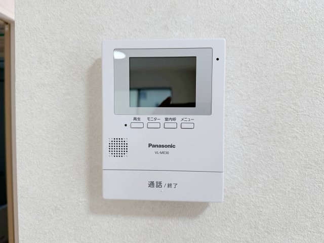 西区己斐上5丁目 No.Aの防犯設備|ドアホン☆
来客があったとき、室内からカメラやマイクを使って相手や用件を確認できます。相手を事前に確認することができ、訪問販売対策や防犯面でも役に立つアイテムです♪