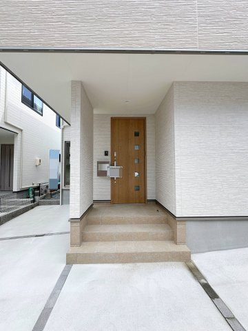 西区己斐上5丁目 No.Aの玄関|玄関ポーチ☆
屋根も付いており、雨が降っても濡れる心配はありません♪