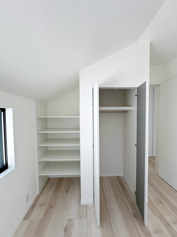 西区己斐上3丁目 No.2の収納|全居室収納☆
5.2帖洋室のクローゼットです♪