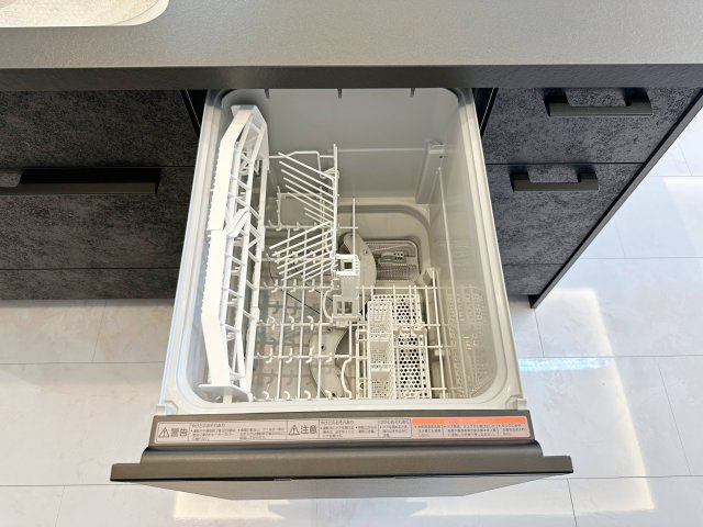 西区己斐上3丁目 No.2のキッチン|4人から5人分の食器洗浄乾燥機☆
水道代の節約にもなり、家事の時短もできる優れ物です♪
スライド式で上から全体が見えるため食器の出し入れもスムーズです♪