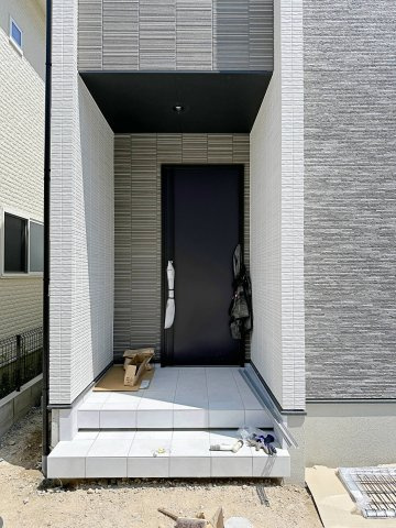 西区己斐上3丁目 No.2の玄関|スマートキー対応の玄関ポーチ☆
屋根も付いており、雨が降っても濡れる心配はありません♪