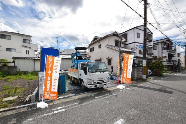 テラシエ西難波町2丁目新築一戸建て│4LDK+駐車2台可の前面道路含む現地写真|外観写真です。
JR東海道本線「立花」駅徒歩20分×阪神本線「出屋敷」駅徒歩15分で2沿線利用可能です。