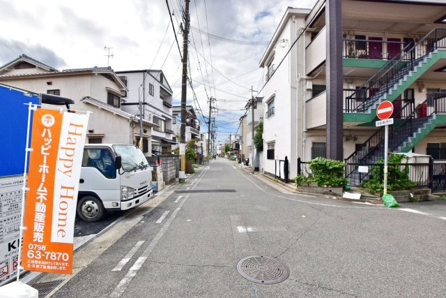 テラシエ西難波町2丁目新築一戸建て│4LDK+駐車2台可の前面道路含む現地写真|現地北側から撮影した写真です。前面道路は西側6.0ｍ公道です。