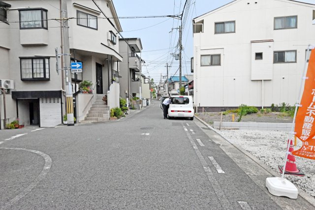テラシエ西難波町2丁目新築一戸建て│4LDK+駐車2台可の前面道路含む現地写真|現地南側から撮影した写真です。前面道路は西側6.0ｍ公道です。