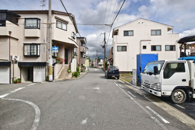 テラシエ西難波町2丁目新築一戸建て│4LDK+駐車2台可の前面道路含む現地写真|現地南側から撮影した写真です。前面道路は西側6.0ｍ公道です。