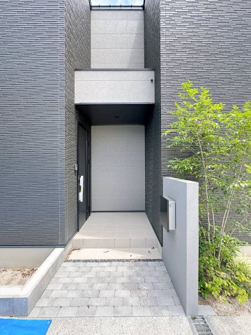 安芸郡府中町宮の町3丁目 No.3の玄関|玄関ポーチ☆
屋根も付いており、雨が降っても濡れる心配はありません♪