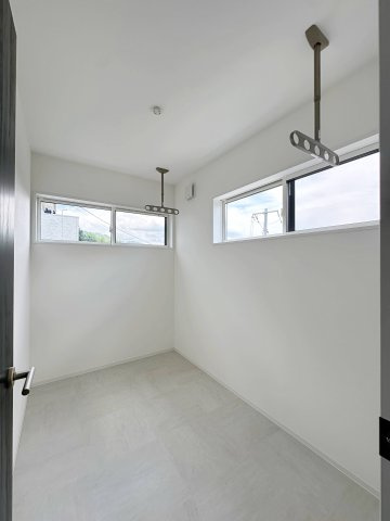 安芸郡府中町宮の町3丁目 No.2のバルコニー|(3号棟)大人気のサンルーム☆
天気や花粉、虫などを気にせずに洗濯物が干せます♪