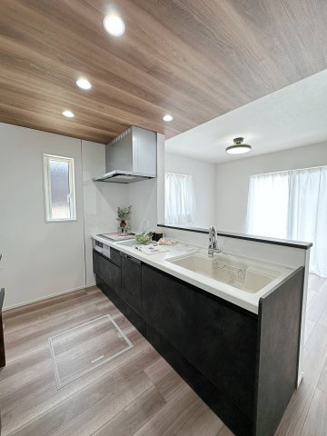 安芸郡府中町宮の町3丁目 No.2のキッチン|(3号棟)人造大理石天板使用のシステムキッチン☆
人造大理石天板は水垢が付きにくく汚れが落ちやすいのでお手入れも楽ちんです♪