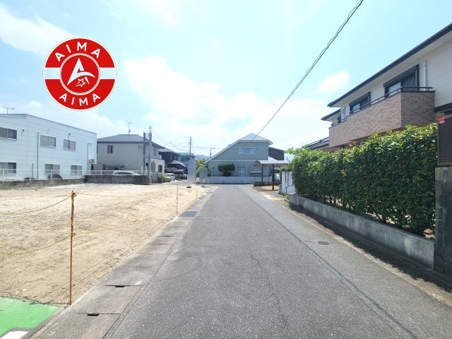 福岡市早良区田隈2丁目第3-2棟（1号棟）の前面道路含む現地写真|前面道路は閑静な住宅地をはしる車通りの少ない道路。お車の出し入れが苦手なママや小さなお子様にも安心ですね。しっかり舗装もされているので、ベビーカーや自転車で通っても快適に通行できます。