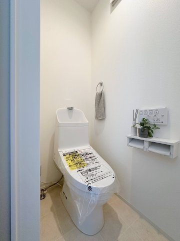 安芸郡府中町宮の町3丁目 No.1のトイレ|(3号棟)1階ウォシュレットトイレ☆
各階にウォシュレットトイレがついています♪