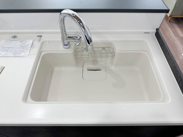 安芸郡府中町宮の町3丁目 No.1のキッチン|(3号棟)非接触型水栓に人造大理石シンク☆
人造大理石のためシンクに水垢や汚れが付きにくく、タッチレス対応なので手をかざすだけで水を出止ができます♪