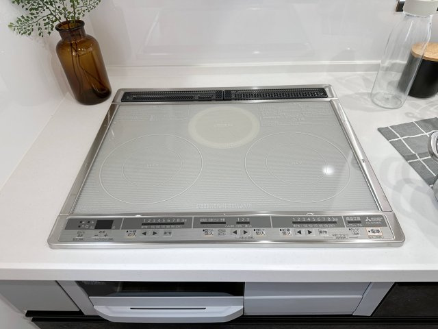 安芸郡府中町宮の町3丁目 No.1のキッチン|(3号棟)IHクッキングヒーター☆
火が出ないために安全性も高いと考えられます。 さらに、安定した加熱管理制御が容易に行えるため、素材を均一に加熱する料理やスープなどの液体の加熱に適しています♪