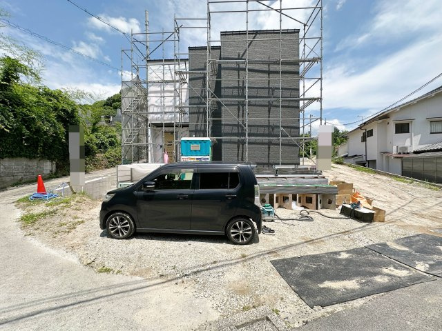 安芸郡府中町宮の町3丁目 No.1の駐車場|車は車種により並列3台駐車可能☆
広い駐車スペースは来客時なども安心です♪