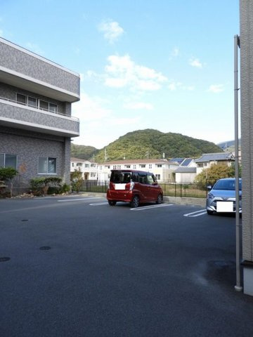フローリッシュの駐車場