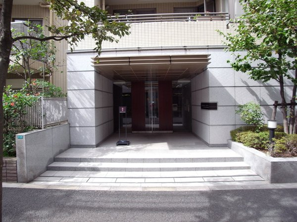 コスモ西葛西ステーションアベニュー（3階部分）／仲介手数料無料／新規フルリノベーションのエントランス