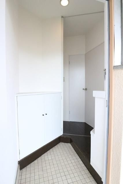 駒留マンションの玄関