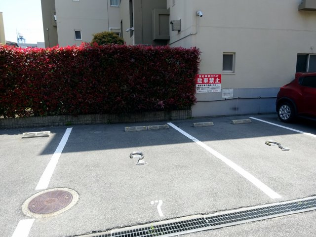 甲子園東行マンションの駐車場