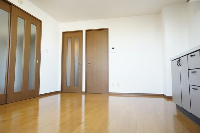 稲城市東長沼の賃貸マンションの居間・リビング|日当たりも良好