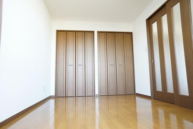 稲城市東長沼の賃貸マンションの居間・リビング