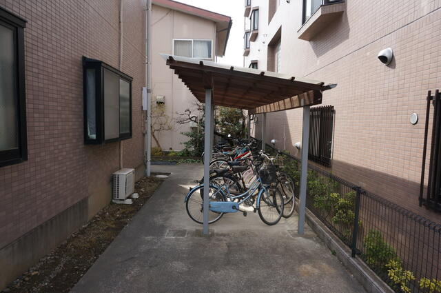 稲城市東長沼の賃貸マンションのその他共用部分|駐輪スペース