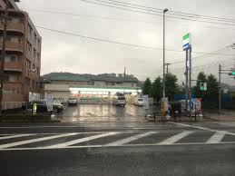 稲城市東長沼の賃貸マンションの駐車場|ファミリーマート稲城…まで313m