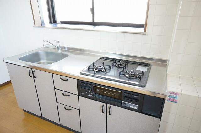 稲城市東長沼の賃貸マンションのキッチン|３口ガスコンロシステムキッチン