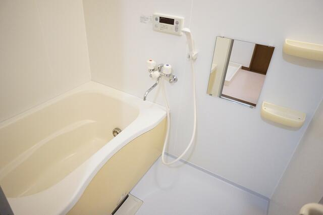稲城市東長沼の賃貸マンションの浴室|追い焚き