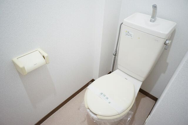 稲城市東長沼の賃貸マンションのトイレ