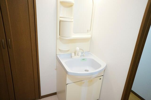 稲城市東長沼の賃貸マンションの洗面所|独立洗面台