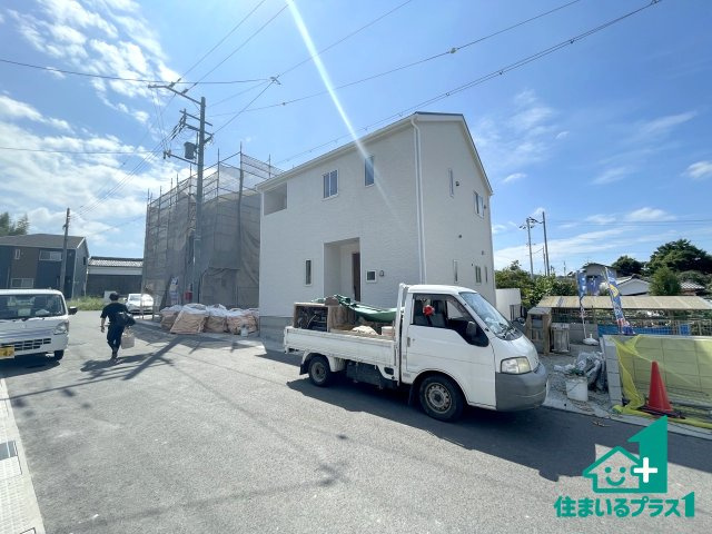 ★京田辺市薪天神堂　第9期　新築一戸建ての前面道路含む現地写真|周辺は閑静な住宅街！前面道路広々で車の出し入れも便利です。駐車が苦手な方でも安心して車庫入れできます！