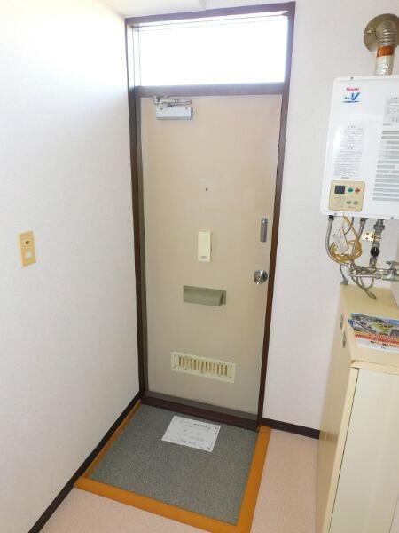 シティハイムかやの玄関