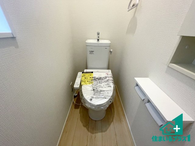 ★京田辺市薪天神堂　第9期　新築一戸建てのトイレ|1・2階の2ヶ所にあるので、朝の忙しい時間の順番待ちもなく、深夜の利用にも大変便利です。