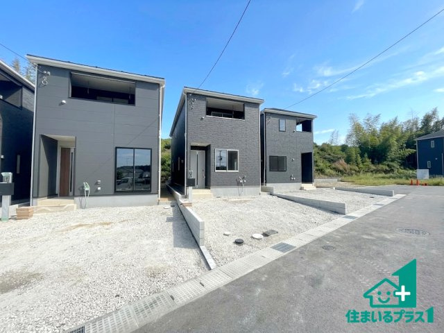 ★京田辺市薪天神堂　第9期　新築一戸建ての前面道路含む現地写真|周辺は閑静な住宅街！前面道路広々で車の出し入れも便利です。駐車が苦手な方でも安心して車庫入れできます！