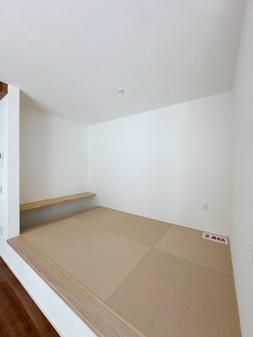 安佐北区口田南6丁目 No.1の和室|リビングに併設された2.8帖の畳コーナー☆
ロールカーテン等で仕切れば来客時の寝室としても活用できます！
カウンター設置でお子様の学習スペースにもぴったりです。