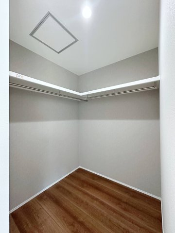 安佐北区口田南6丁目 No.1の寝室|全居室収納☆
7.8帖主寝室のウォークインクローゼットです♪