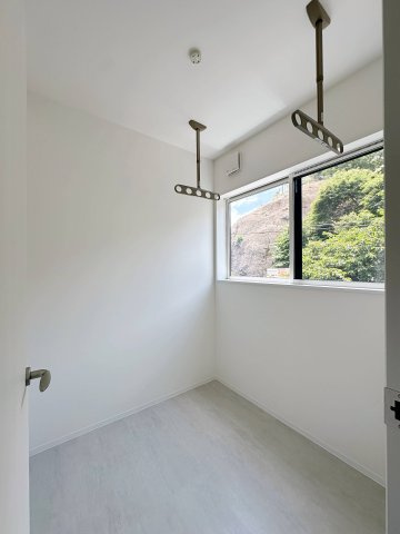 安佐北区口田南6丁目 No.1のバルコニー|大人気のサンルーム☆
天気や花粉、虫などを気にせずに洗濯物が干せます♪
