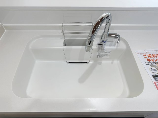 安佐北区口田南6丁目 No.1のキッチン|非接触型水栓に人造大理石シンク☆
人造大理石のためシンクに水垢や汚れが付きにくく、タッチレス対応なので手をかざすだけで水を出止ができます♪