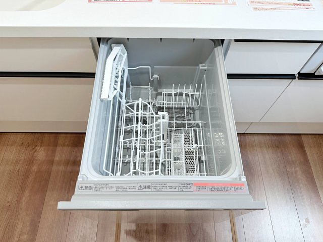 安佐北区口田南6丁目 No.1のキッチン|4人から5人分の食器洗浄乾燥機☆
水道代の節約にもなり、家事の時短もできる優れ物です♪
スライド式で上から全体が見えるため食器の出し入れもスムーズです♪